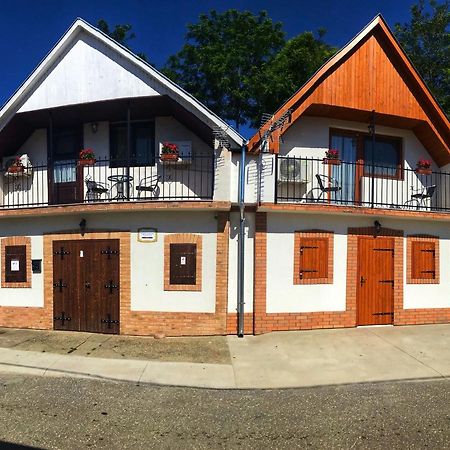 Berger Pince és vendégház Csaszartoltes Exterior foto