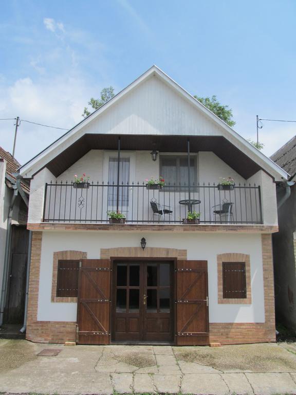 Berger Pince és vendégház Csaszartoltes Exterior foto
